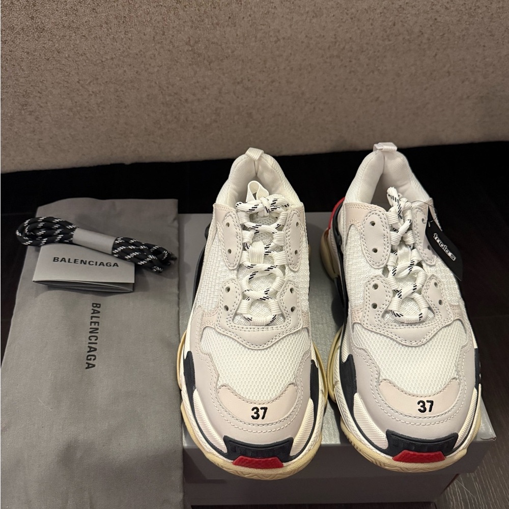 Women Triple S